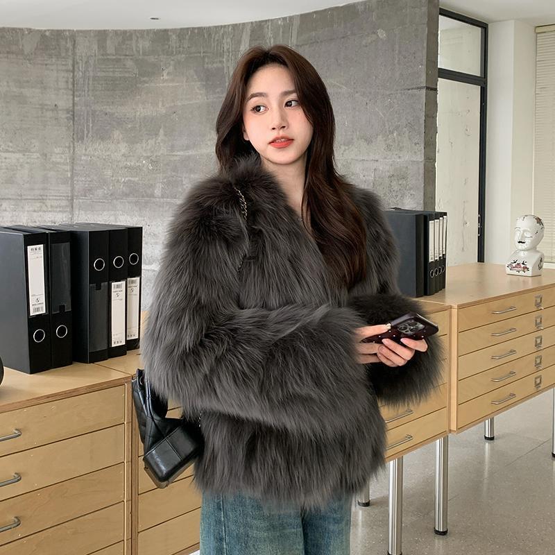 Young fox grass women's 2024 winter new fashion short fur jacket looks slim