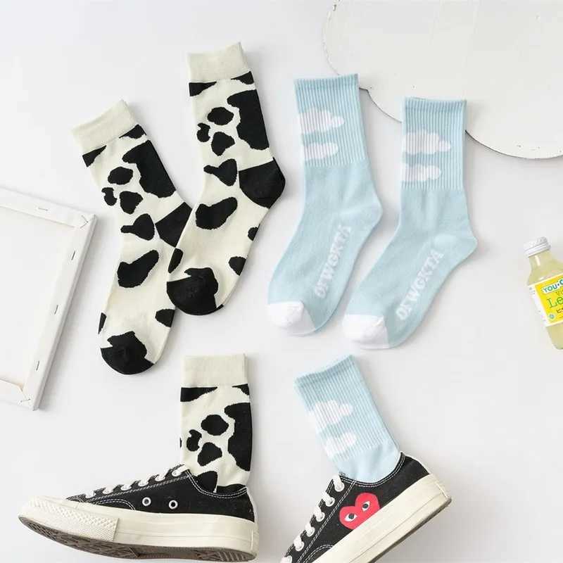 A pair of girl blue sky white cloud tube socks milk Harajuku style street skateboard tube mens casual trendy socks crew socks X250319