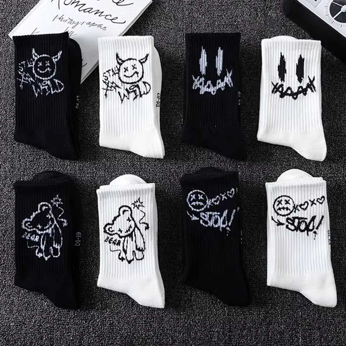 5pairs Mens Black And White Letter Cartoon Bear Trendy And Versatile Mid-Calf Sweat-Absorbent Crew Socks X250319