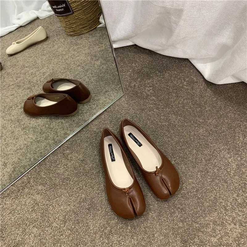 Japanese Style Tabi Ninja Shoes Womens Comfortable Leather Flat Shoes Split Hoodie Heel Womens Mary Jeans Mockasines Womens Ballet ShoesXJ250319