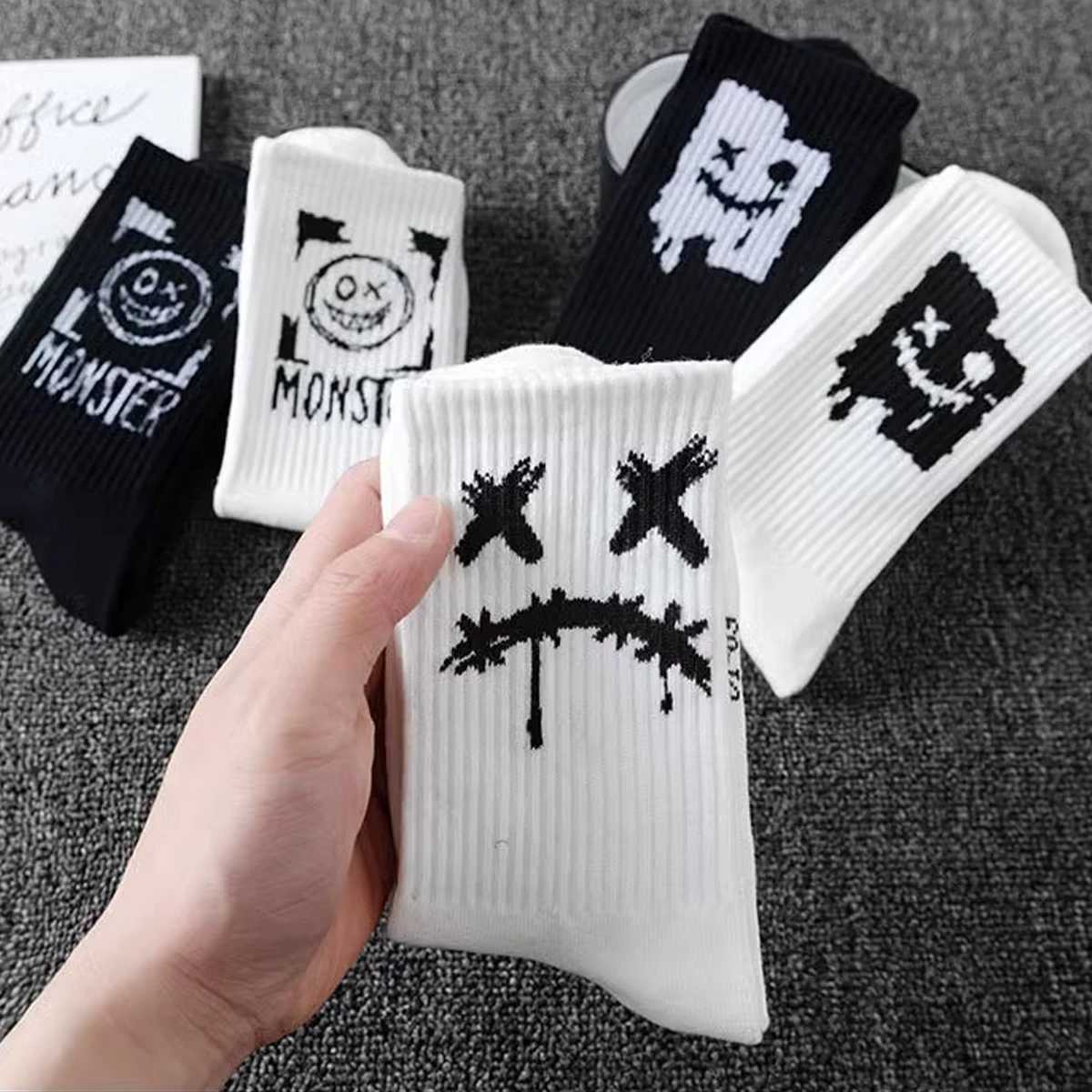 5pairs Mens Black And White Letter Cartoon Bear Trendy And Versatile Mid-Calf Sweat-Absorbent Crew Socks X250319
