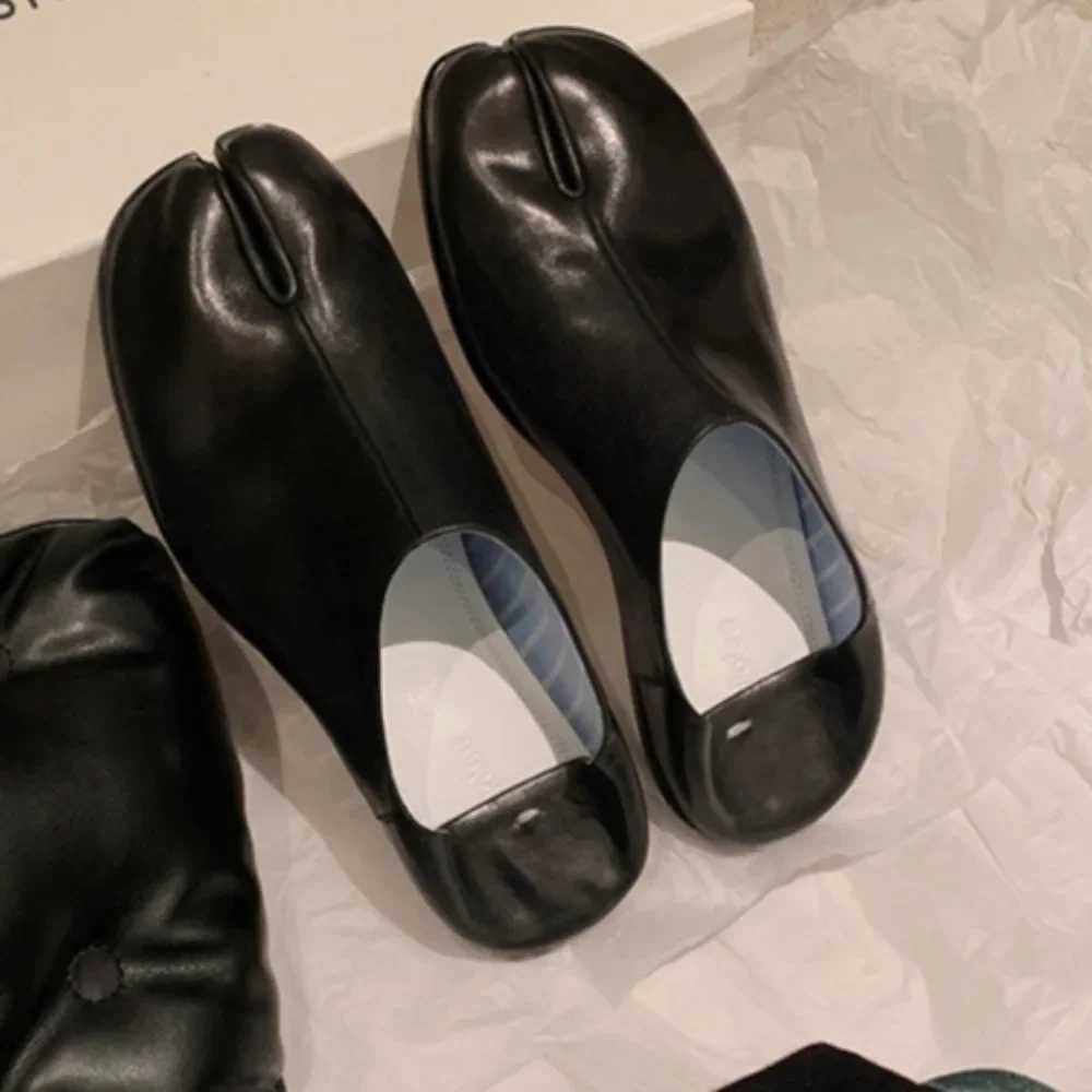 Flat Shoes Sier Tabi Ninja Shoes Women Split Toe Flats Trotters Mocasines Women Solid PU Leather Loafers Femmes Slip SlidesXJ250319