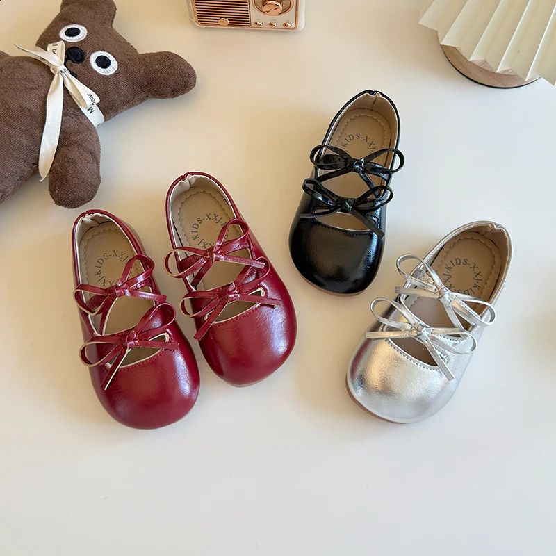 Wedding leather shoes for girls classic childrens apartment princess butterfly bow fashion black ballet 250319