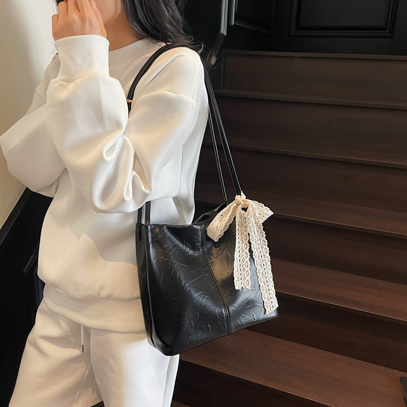 Korean Version Lace Shoulder For Women 2025 New Trendy Commuting Simple Underarm Tote Fashionable Casual Bucket Bag Fashion Shoulder Bags