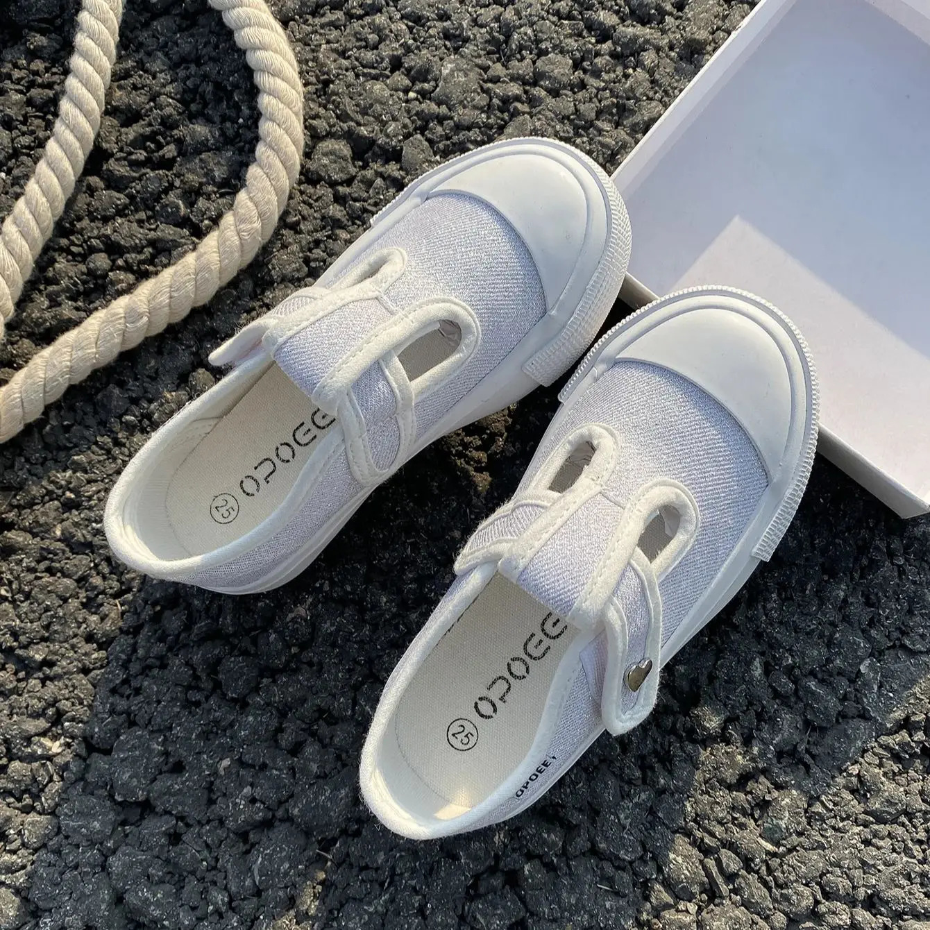 1022 Fashionable and breathable girls canvas shoes with soft soles for boys childrens shoes solid color walking shoes child 250319