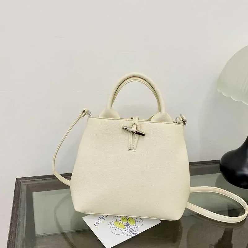 Soft Leather Bucket Bag 2025 New Versatile Fashion Casual Handbag Cmuting Single Shoder Crossbody Bamboo Bag for Wen Z250318