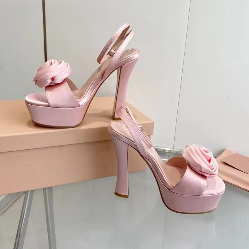 2025 S Fashion Designer Sandals Stylish Women Silk Platform With Rose Wer Elegant Round Toe Buckle Strap Wedding Shoes Summer Chic Girls Party Heels