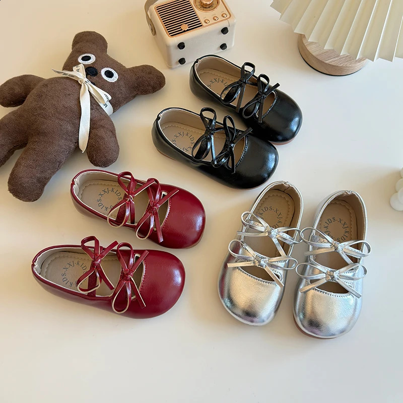Wedding leather shoes for girls classic childrens apartment princess butterfly bow fashion black ballet 250319