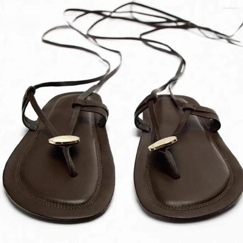 2025 S Fashion Designer Sandals Tie Straps Pinch Toe Flat With Side Air Lace Up Women S Summer Brown Metal Decor Flip Ps Roman Shoes Sexy