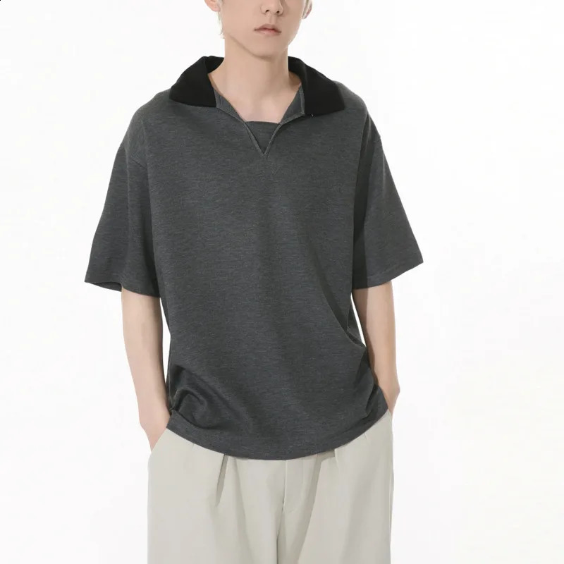 The South Korean version for men in the summer of will match the color with the trend of simple lapels and casual loose polo T-shirts 250317