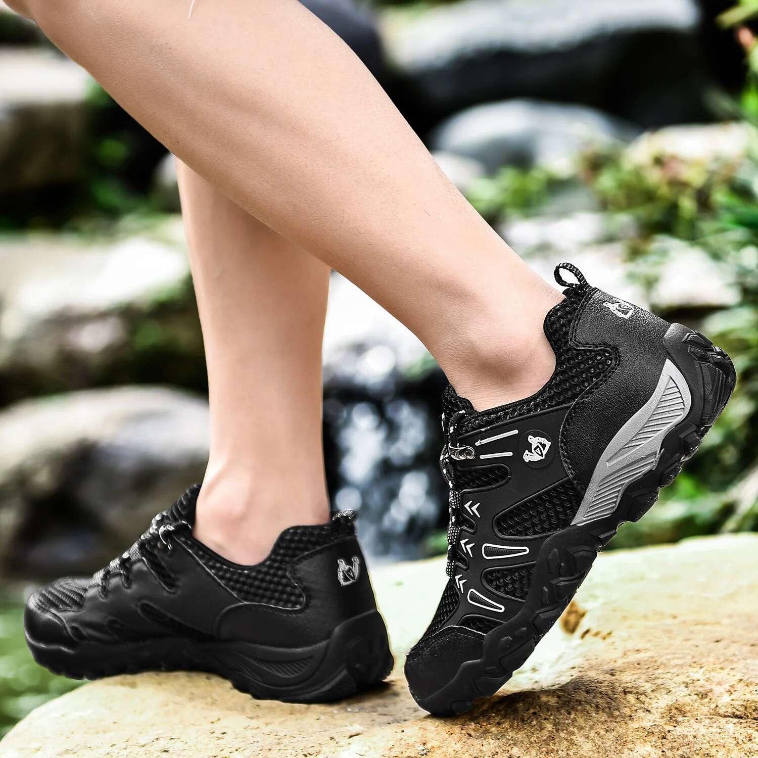 2025 new ultra light casual men's shoes summer breathable sports shoes jogging soft and comfortable mesh sports shoes designer fashionable black 