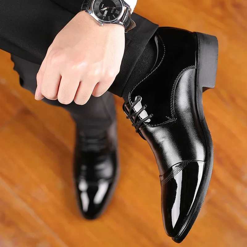 High quality formal leather mens dress shoes breathable mens casual shoes Italian luxury brand lace shoelaces N-slip mens driving shoesXJ250319