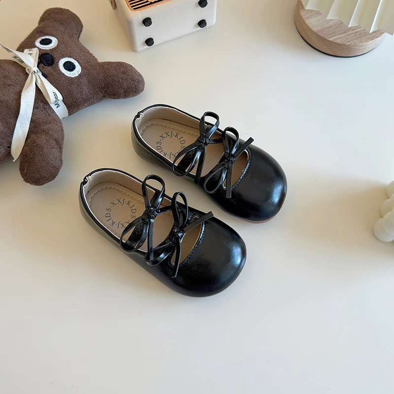 Wedding leather shoes for girls classic childrens apartment princess butterfly bow fashion black ballet 250319