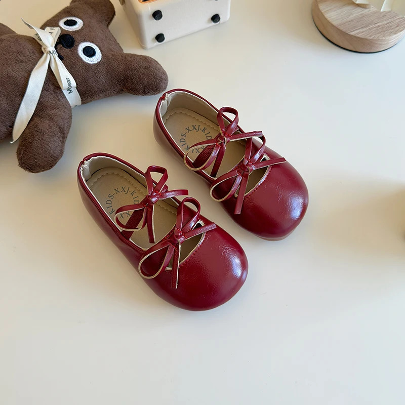 Wedding leather shoes for girls classic childrens apartment princess butterfly bow fashion black ballet 250319