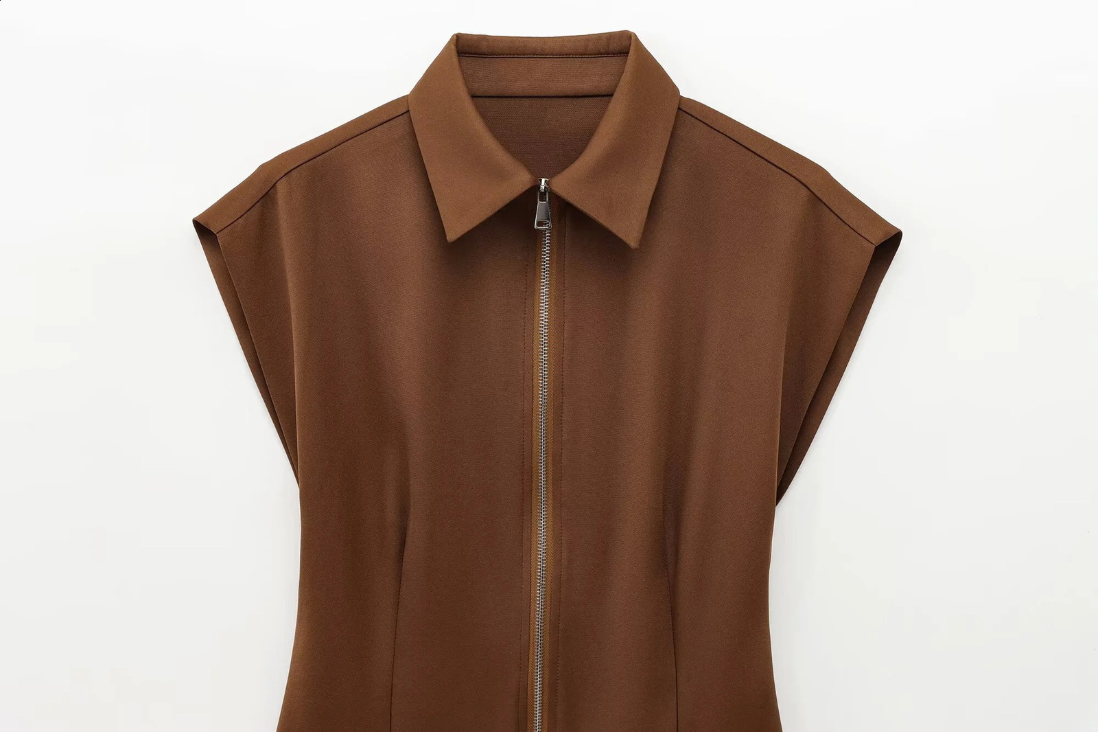 RARA Womens Sleeveless Collar Zipper Dress with Wrinkle Details Fashionable n Suitable for Daily Wear and Semi Formal Activities 250319