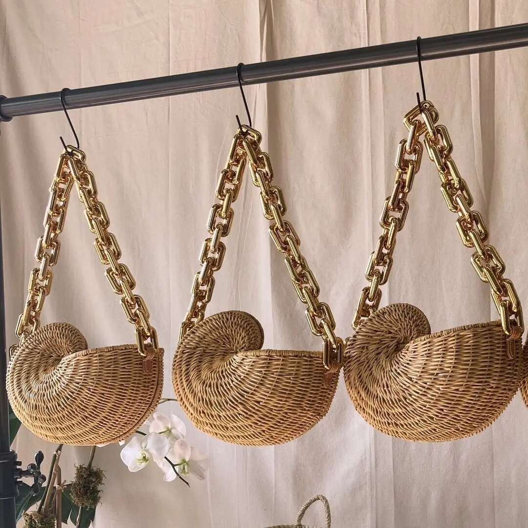 Woven Straw Popular Conch Shell Shaped Rattan Personalized Acrylic Chain Shoulder Bags