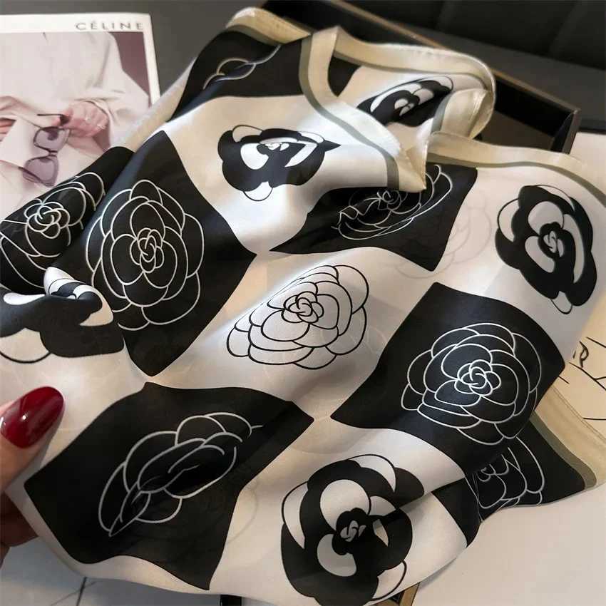 Luxury silk scarf square scarf Korean fashion Kerchief Popar silk scarf with packaging scarf decoration shawl 70 * 70CM X250319