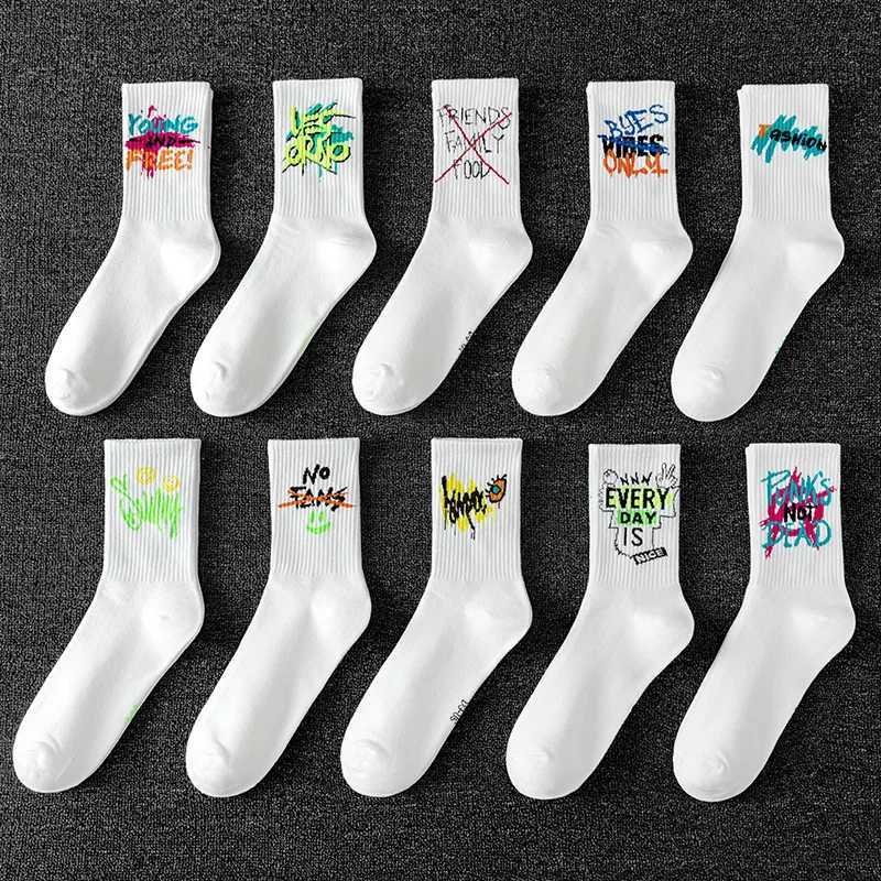 10 pairs of street style spray painted fashionable socks men can wear black and white casual long socks all year round X250319