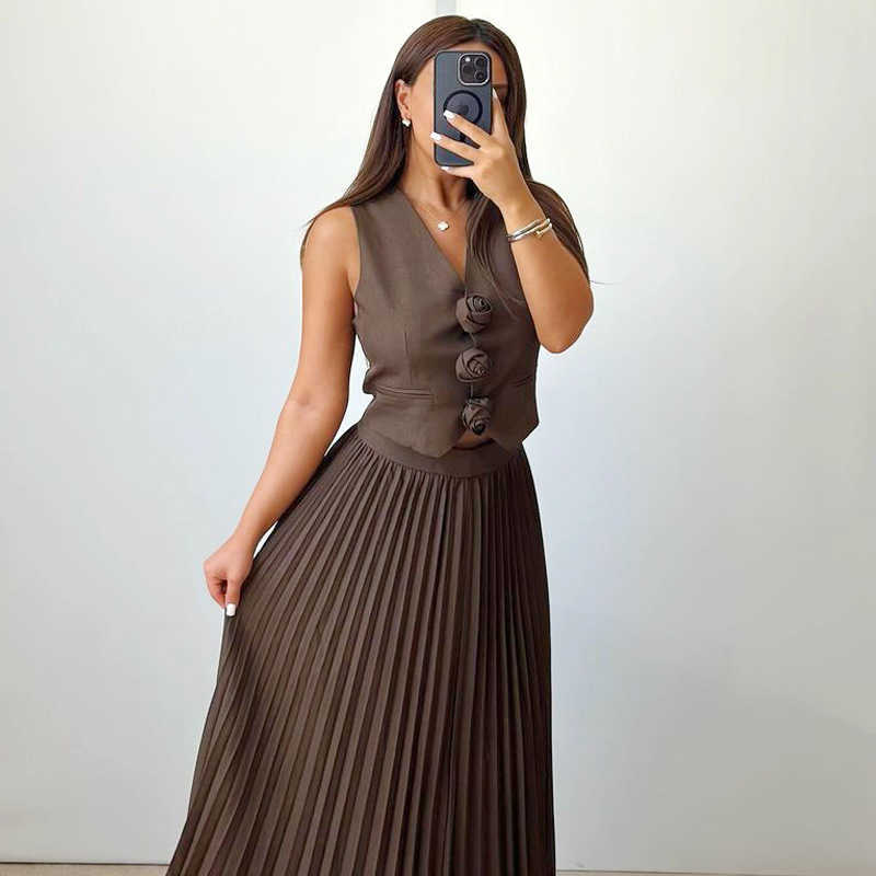 Set of women's summer sleeveless vest, heavy-duty half body pleated long sleeved women's clothing, high-end two-piece set 250315