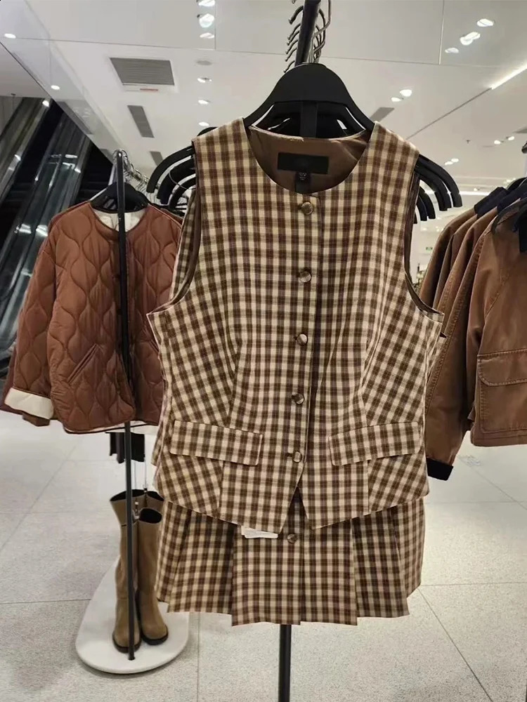Women 2 Piece Set Elegant Plaid O-Neck Single Breasted Pocket Decorate Vest TopChic Zipper Pleated Slim Mini Culottes 250318