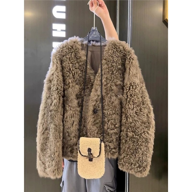 High end European style integrated lamb fur with high-end feel, super beautiful brown short coat for women in autumn and winter