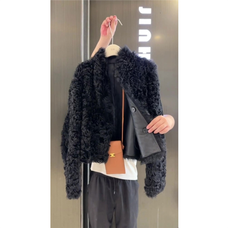 Xiaoxiangfeng unique super beautiful black lamb wool short thick coat for women 2024 new autumn and winter small stature