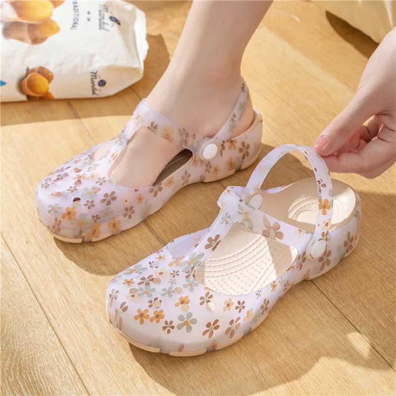 New Arrival Summer Women Jelly Sandals Hole Slippers Luxury Breathable Non Slip Beach Sandals Outdoor Anti Slip Sports Slippers Nurse Shoes T250318
