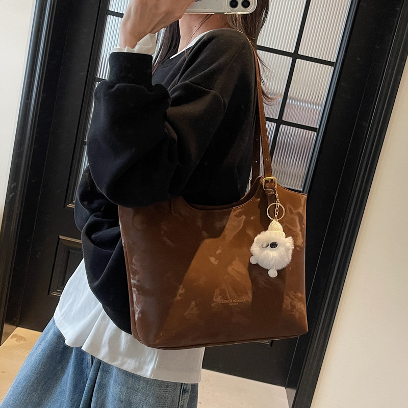 High End Fashion Versatile One Shoulder Commuting For Women In Spring 2025, New Student Class Large Capacity Tote Bag Fashion Shoulder Bags