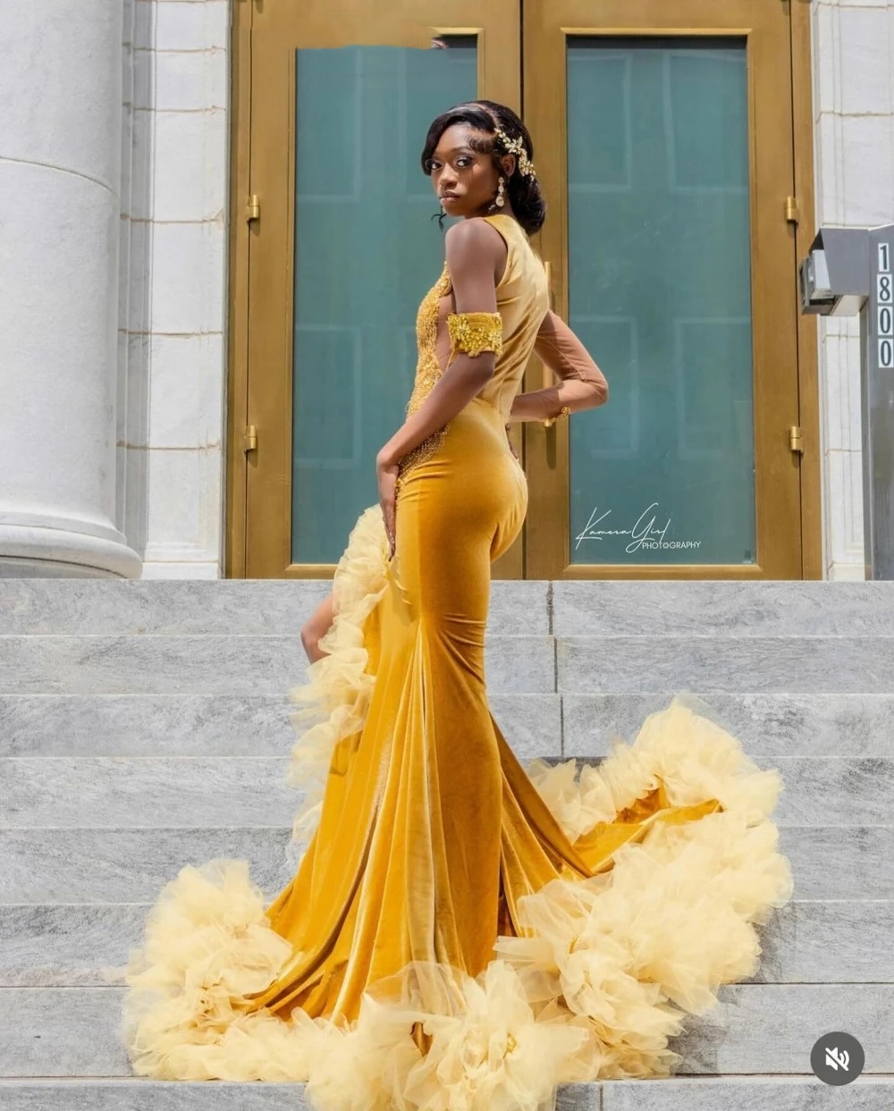 Luxurious African Gold Crystal Mermaid Prom Dresses Side Slit Ruffles Stylish Evening Gown Beaded Glitter Formal Party Events Dress