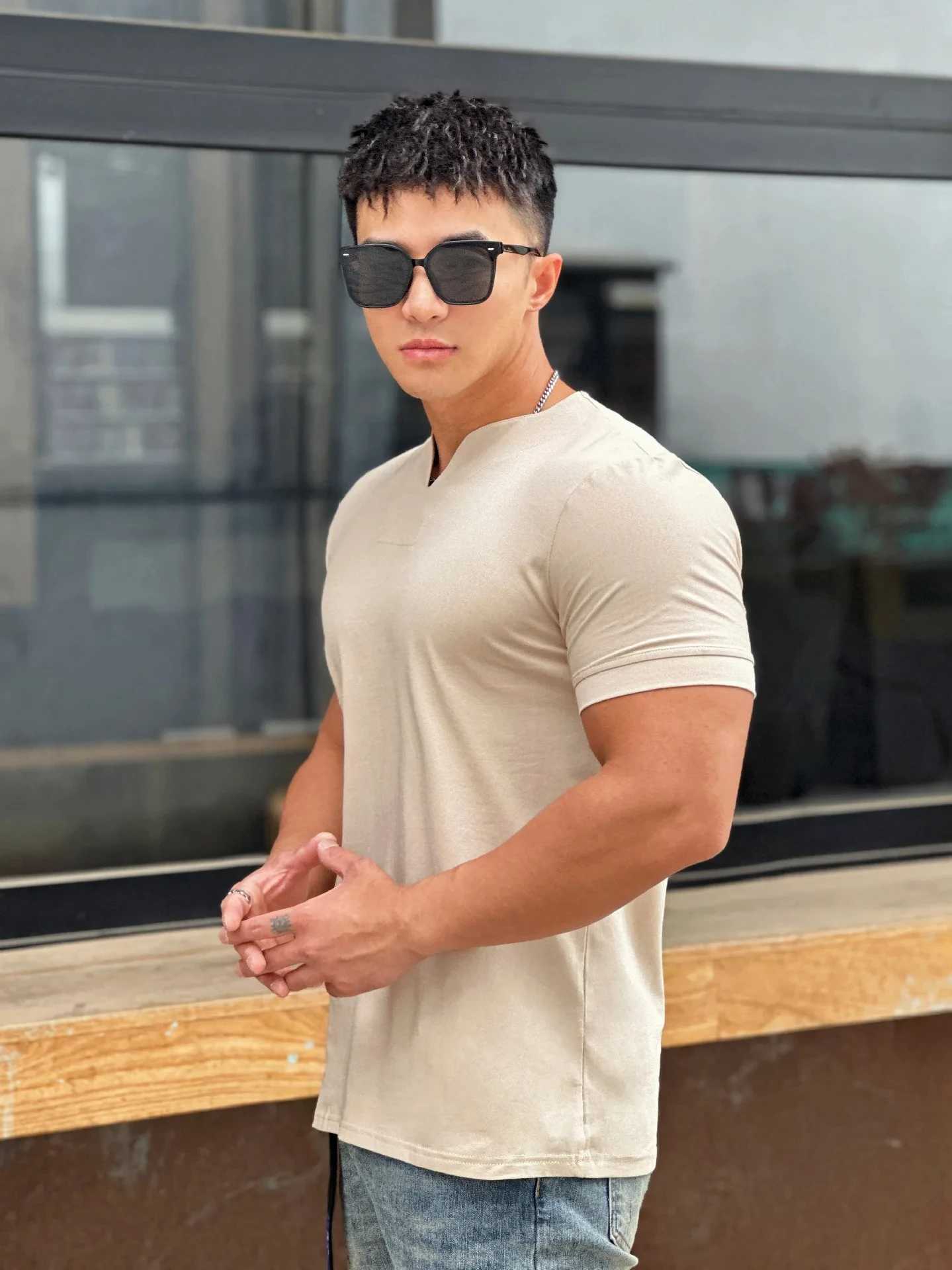 New Fashion Summer Mens Clothing V-neck Short Sleeve Slim Fitness Pure Cotton Casual Sweat Absorbent Breathable T-shirtT250318