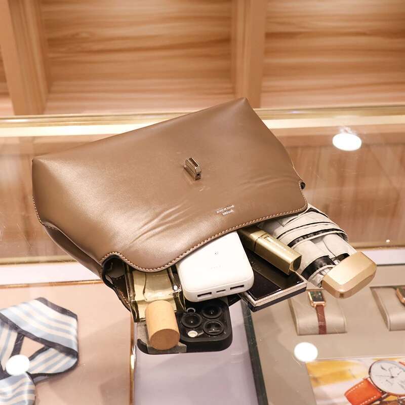2025 new women's niche simple top layer cowhide T-shaped lock fashion commuter crossbody large capacity shoulder bag
