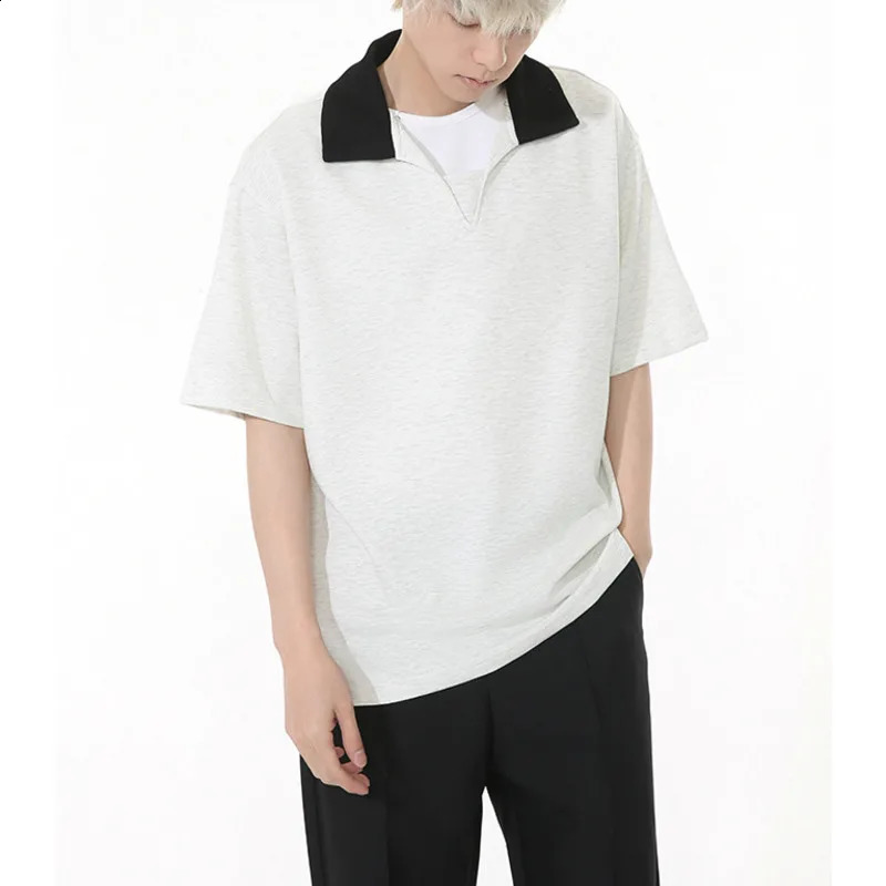 The South Korean version for men in the summer of will match the color with the trend of simple lapels and casual loose polo T-shirts 250317
