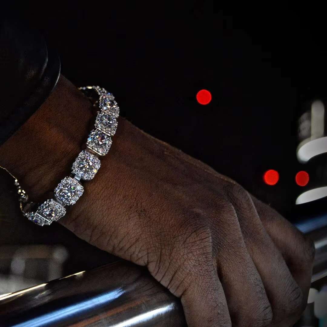 Various 5A zircon CZ cluster necklaces and bracelets enter the cold palace, shining with golden light, men gather tennis chains
