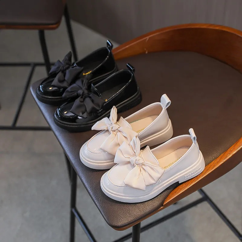 Girls Loafers Autumn Patent Leather Black White Bowknot Slipon Kids Flat Shoes 2636 Rubber Sole Nonslip Children Causl Shoe 250319