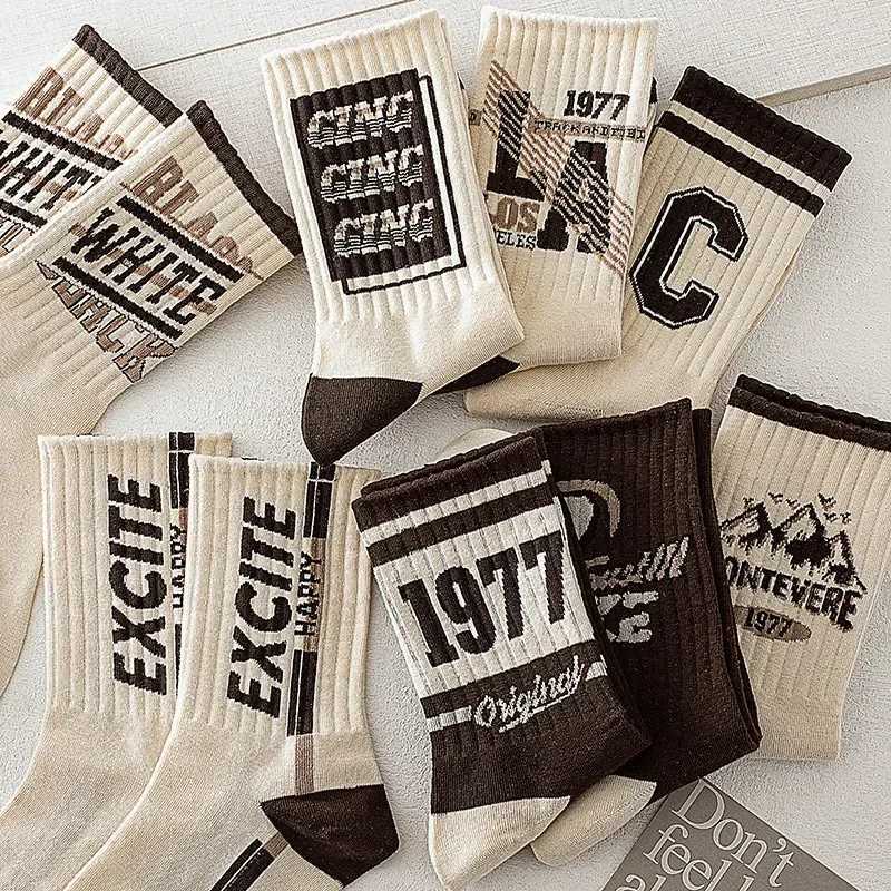 1/5/8 Pairs Retro American Mens Mid-rise Socks Women Ins-style Casual Sports Basketball Graffiti Alphanumeric Pattern Socks X250319
