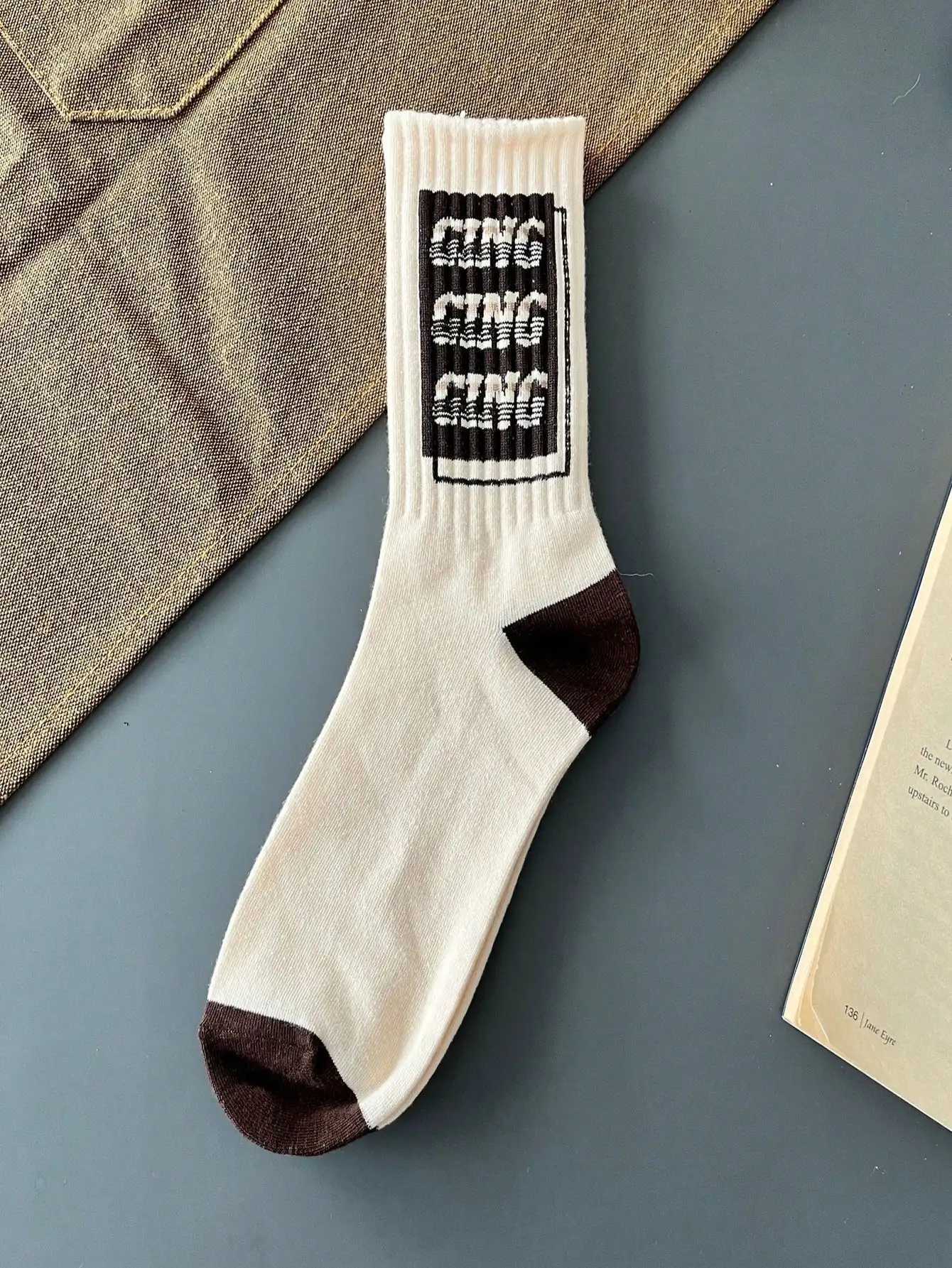 8 pairs of socks Coffee color random pattern American mens mid-tube winter socks Deodorant mid-tube sports mens socks suitable X250319