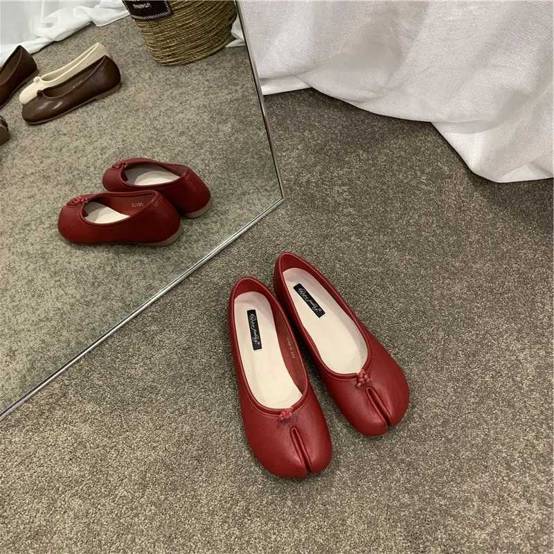 Japanese Style Tabi Ninja Shoes Womens Comfortable Leather Flat Shoes Split Hoodie Heel Womens Mary Jeans Mockasines Womens Ballet ShoesXJ250319