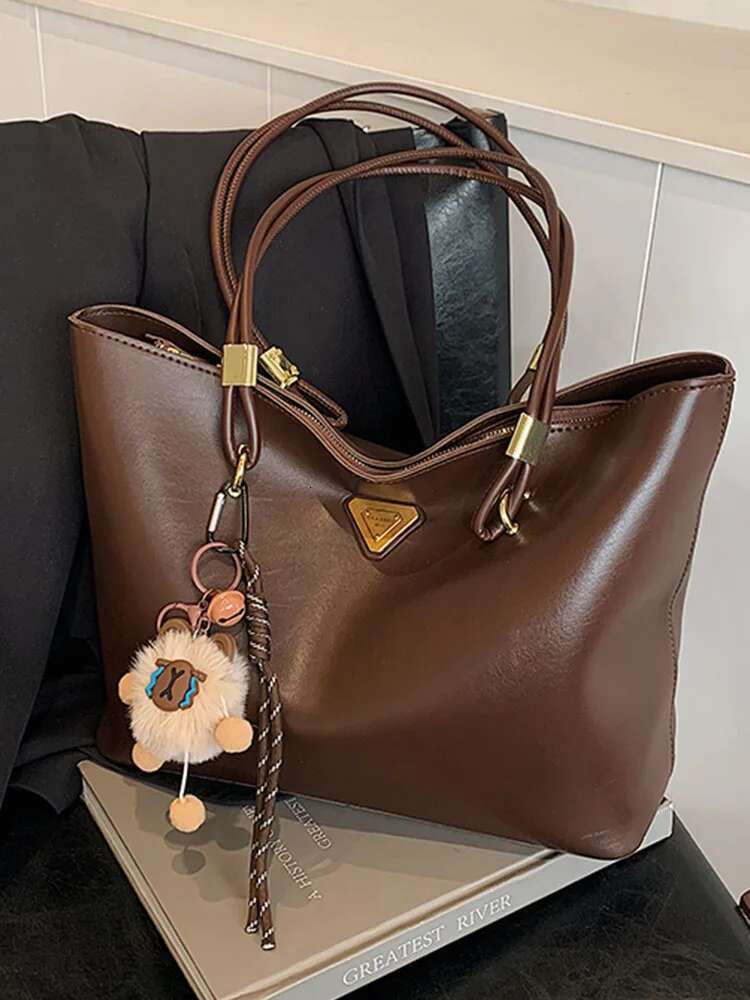 2025 Winter New High-End Designer Fashion Personality Large-Capacity Tote Work Commuter Shoulder Bag Retro Trend