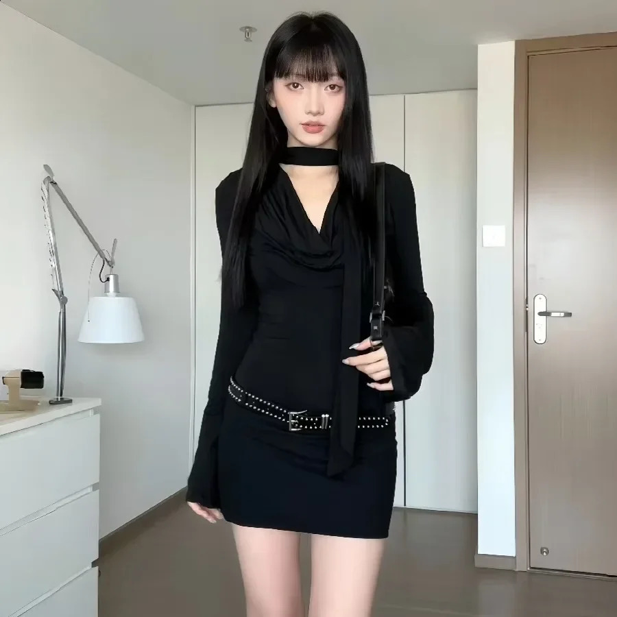 2025 Hepburn style black long sleeved womens dress with short body fashionable mini for autumn and winter sexy tight fitting 250319