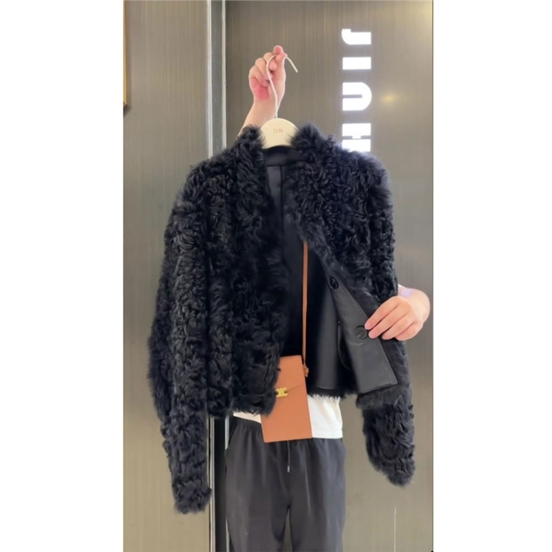 Xiaoxiangfeng unique super beautiful black lamb wool short thick coat for women 2024 new autumn and winter small stature