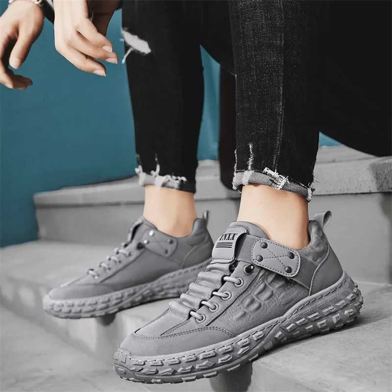 2024 Mens Tire Soled Work Shoes Outdoor Hiking Shoes Breathable Casual Outdoor Platform Hiking Skateboard Sneakers Z250319