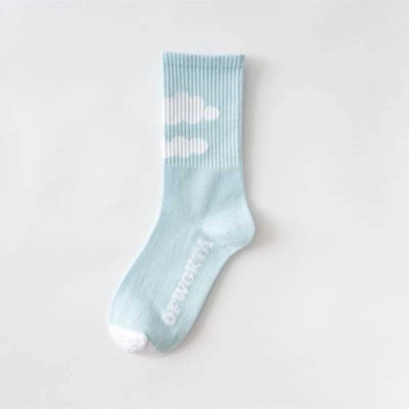 A pair of girl blue sky white cloud tube socks milk Harajuku style street skateboard tube mens casual trendy socks crew socks X250319