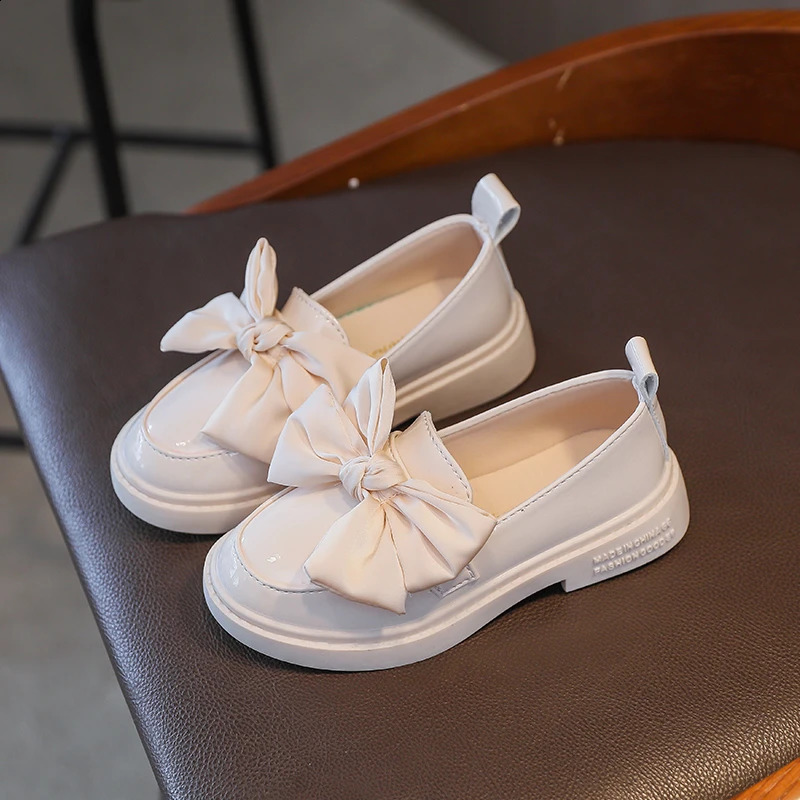 Girls Loafers Autumn Patent Leather Black White Bowknot Slipon Kids Flat Shoes 2636 Rubber Sole Nonslip Children Causl Shoe 250319