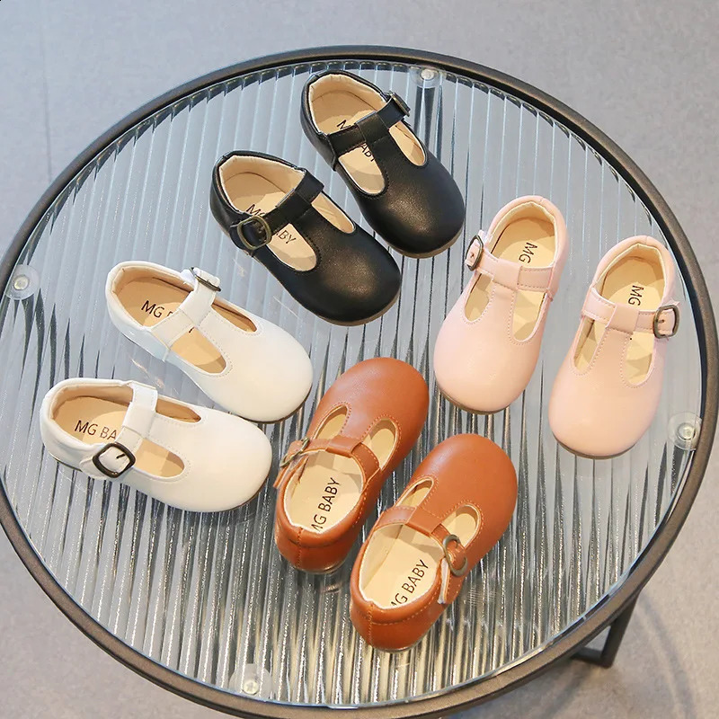 Childrens flat shoes childrens casual sandals school girls princess Pu leather anti slip retro hollow soft soled 250319