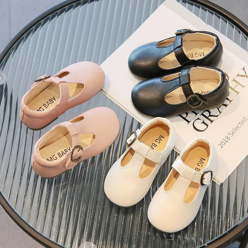 Childrens flat shoes childrens casual sandals school girls princess Pu leather anti slip retro hollow soft soled 250319