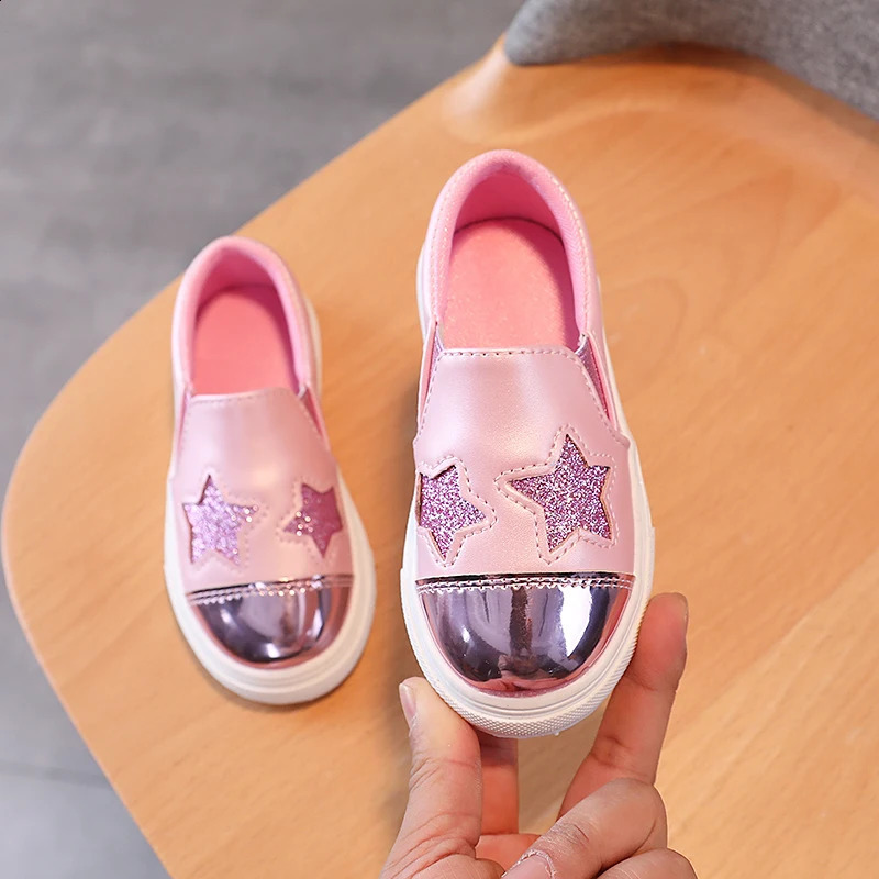 Childrens casual shoes suitable for medium to large girls childrens flat smooth skin patches glitter star fashion soft and cute 250319