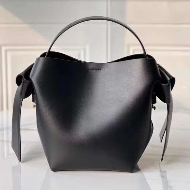 Light Fashion Handbag Simple French Design Smooth Leather Solid Color Popular Women's Shoulder Bag