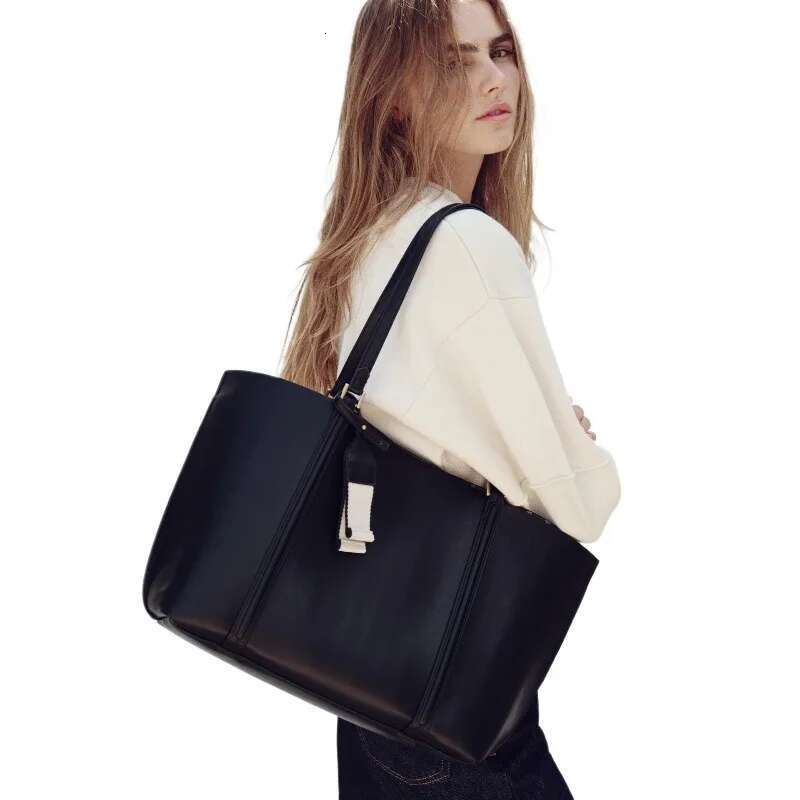 Famous Brands Tote Women New Minimalist Casual Large Capacity Shoulder Bag Pendant Detail Interior Maxi Pocket Female Bags