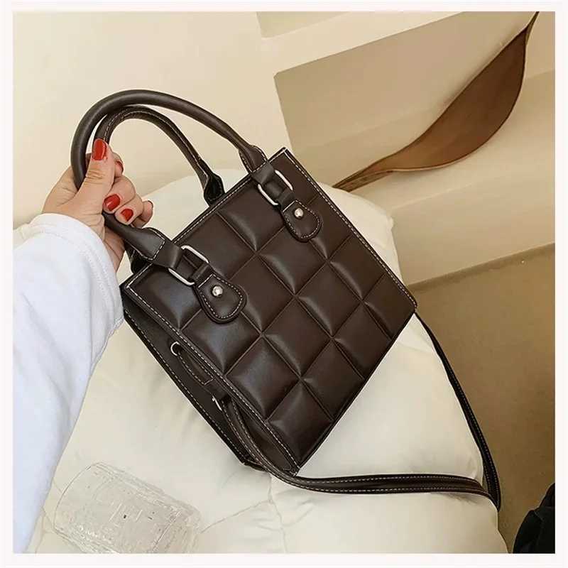 New Arrival High quality womens portable handbag small bag popular fashion girl casual shoulder cross body bag retro daily square bag T250318