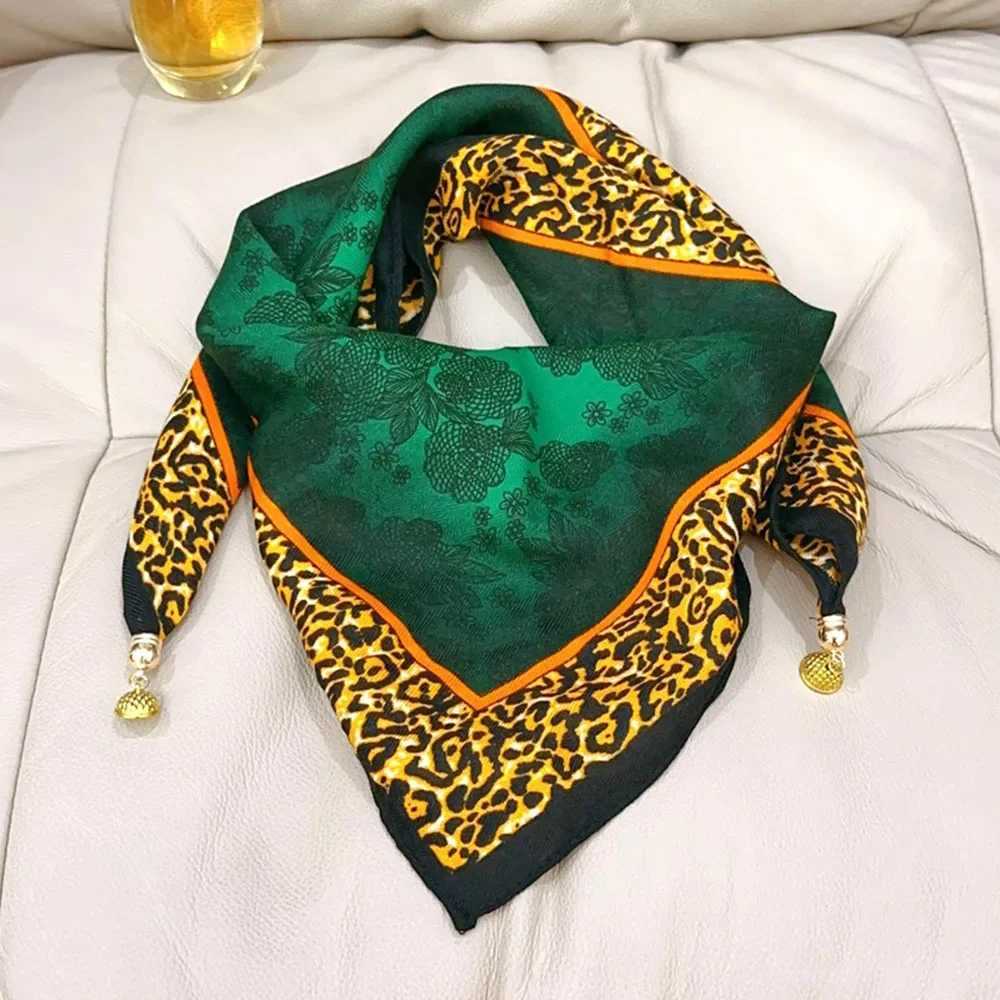 Magnetic triangular neck protective scarf suitable for warm autumn and winter 2024 new cotton linen scarf high-end neck scarf X250319